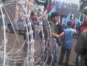  Dibarikade Kawat Berduri, Gedung DPR Diserbu Ratusan Pendemo