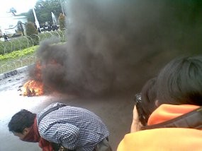 Ban Dibakar di Depan Istana, Aksi Hari Buruh Sempat Memanas