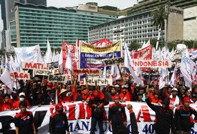 Buruh Mulai Memadati Bundaran HI