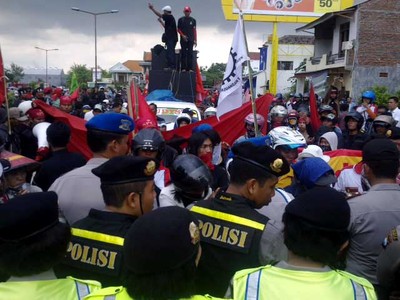 Buruh Blokir Akses Bandara Juanda