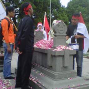 Peringati Hardiknas, Mahasiswa Tabur Bunga di Makam Ki Hajar Dewantara