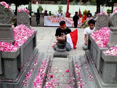 Demo dan Tabur Bunga di Hardiknas