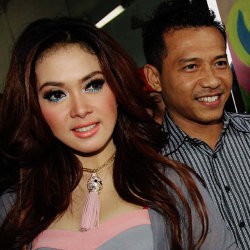 Merasa Dipojokkan, Anang Tantang Syahrini untuk Sumpah Pocong