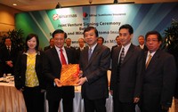 (Kiri-kanan) Presiden Direktur PT Asuransi Jiwa Sinarmas Ivena Widjaja, Presiden Komisaris PT Asuransi Jiwa Sinarmas Indra Widjaja, Presiden Mitsui Sumitomo Insurance Co. Ltd, Yasuyoshi Karasawa, Presiden Direktur PT Sinarmas Multiartha Tbk Doddy Susanto, dan Direktur PT Shinta Utama, Kurniawan Udjaja tengah memperlihatkan nota kesepakatan seusai penandatangan antara perusahaan tersebut. (Sinarmas)