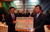 Presiden Komisaris PT Asuransi Jiwa Sinarmas, Indra Widjaja tengah memberikan souvenir kepada Presiden Mitsui Sumitomo Insurance Co. Ltd, Yasuyoshi Karasawa seusai penadatanganan kesepakatan. (Sinarmas)