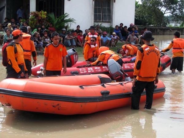 Perahu Terbalik, 40 Orang Hanyut