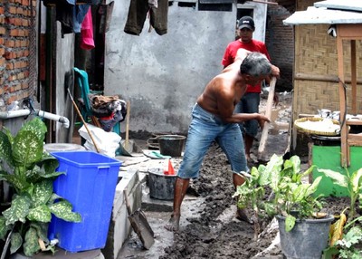 Warga Code Bersih-bersih Pasca Banjir