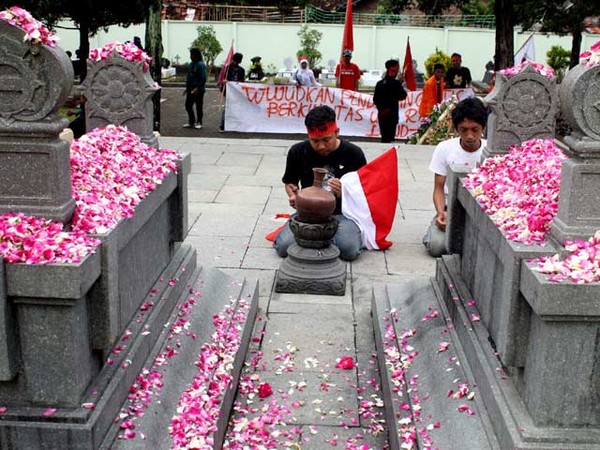 Demo dan Tabur Bunga di Hardiknas