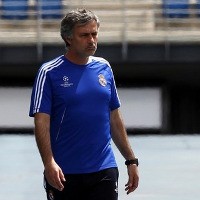 Mourinho Saksikan Barca vs Madrid dari Hotel?