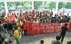 Pedagang Pisang Epe Duduki Kantor DPRD Makassar
