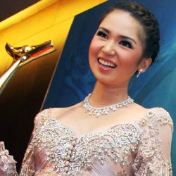 Laura Basuki Melepas Lajang 25 Juni 2011