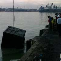 Terkendala Malam, Evakuasi Truk Nyemplung Laut Dihentikan