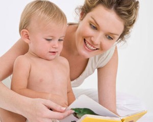 Trik Memperkenalkan Hobi Baca Pada Bayi