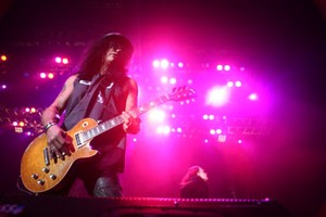 Slash Akan Terima Penghargaan Karena Kepeduliannya Pada Hewan