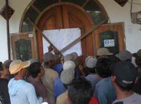 Ratusan Petani Bubarkan Proyek Waduk Jabung