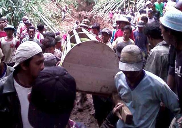 3 Warga Tewas Tertimbun Longsor 