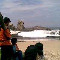 Pencarian Korban Tersapu Ombak Pantai Klayar Pacitan Dihentikan
