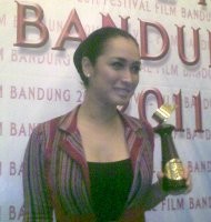 Alexandra Dedikasikan Penghargaan Bagi Ibunya