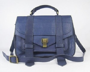 2 Postman Bag Ini Jadi Favorit Selebriti