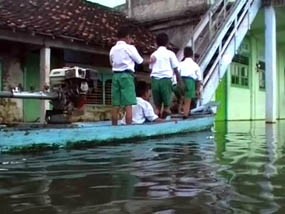 Dikepung Banjir, Tiga SD di Lamongan Tetap Gelar UN