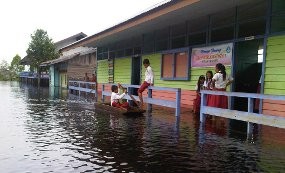 Kutai Banjir, Siswa SD Kayuh Perahu Sampai Pintu Kelas