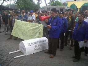 Protes Demokrat, Kader di Langkat Demo Bawa Keranda