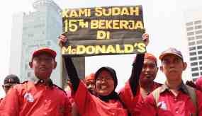 Tuntut Pesangon, Pekerja Tuna Rungu Demo di Bundaran HI