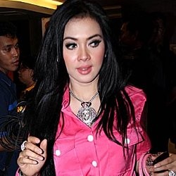 Syahrini Membisu Ditanyai Soal Anang