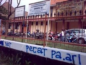 Buk! Kepala Romi Berdarah Dilempar Batu oleh Gurunya
