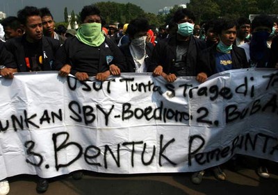 Mahasiswa Trisakti Demo Istana 