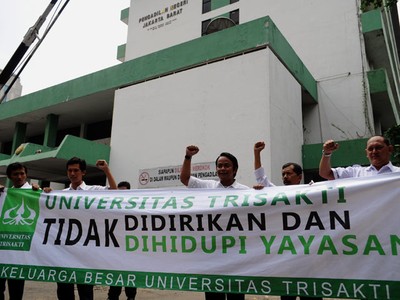 Dosen Trisakti Demo PN Jakbar