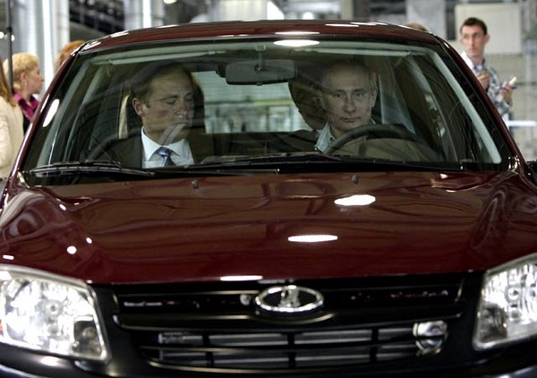 Vladimir Putin Coba Mobil Sedan