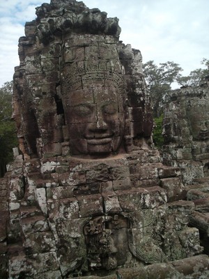 Bermain Petak Umpet dengan dua gadis cilik Kamboja di Angkor.
