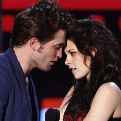 Robert Pattinson Takut Kehilangan Gelar MTV Best Kiss Award