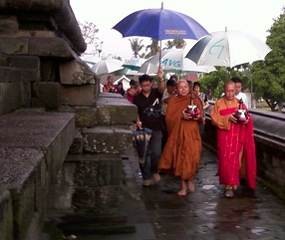 Gerimis Iringi Penyemayaman Air Suci Waisak di Candi Mendut