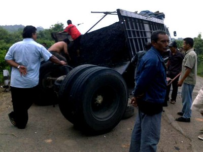 Truk Batubara Anjlok