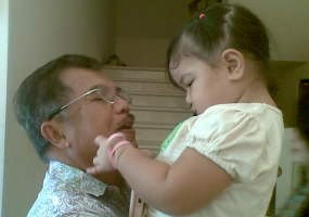 Ultah ke-69, JK Asyik Bermain Bersama Cucu