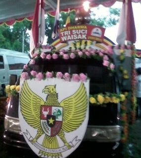Hujan Deras Iringi Penyemayaman Api Suci Waisak di Candi Mendut 
