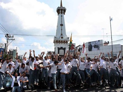 Rayakan Kelulusan di Tugu Yogya