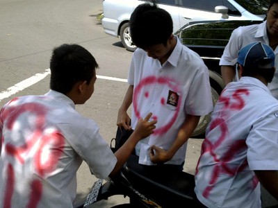 Coret-coret Seragam Warnai Kelulusan