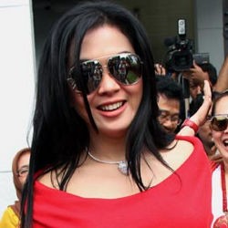 Foto Nakal Syahrini Berasal dari Handphone-nya Sendiri 