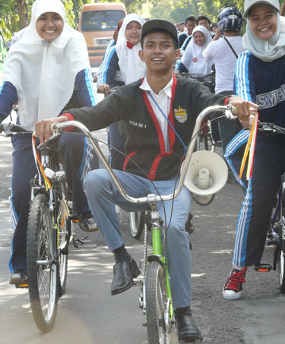 Konvoi Sepeda Onthel Warnai Kelulusan di Lamongan