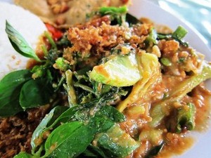 Tergoda Nikmatnya Pecel Madiun