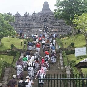 Seribu Lampion Dilepaskan dari Borobudur