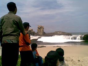 Dua Pengunjung Pantai Ngliyep Terseret Ombak
