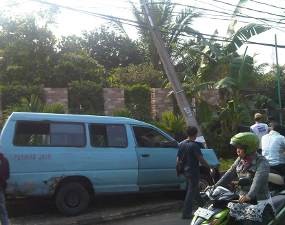 Mikrolet Seruduk Tiang Listrik, Lalin di Ciganjur Tersendat