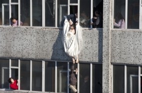 Frustrasi, Wanita Nekat Lakukan Percobaan Bunuh Diri dengan Gaun Pengantin