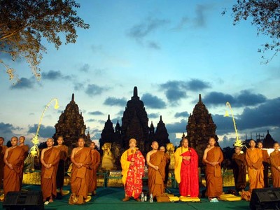 Prosesi Waisak di Candi Sewu