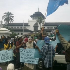 500 Ratusan Guru Honorer Geruduk Gedung Sate