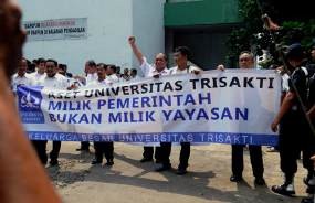 Jelang Eksekusi Trisakti, Ratusan Orang Demo
